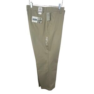 NWT Dockers Refined Chino Flat Front D3 Classic Fit Khaki Size 38W/32L